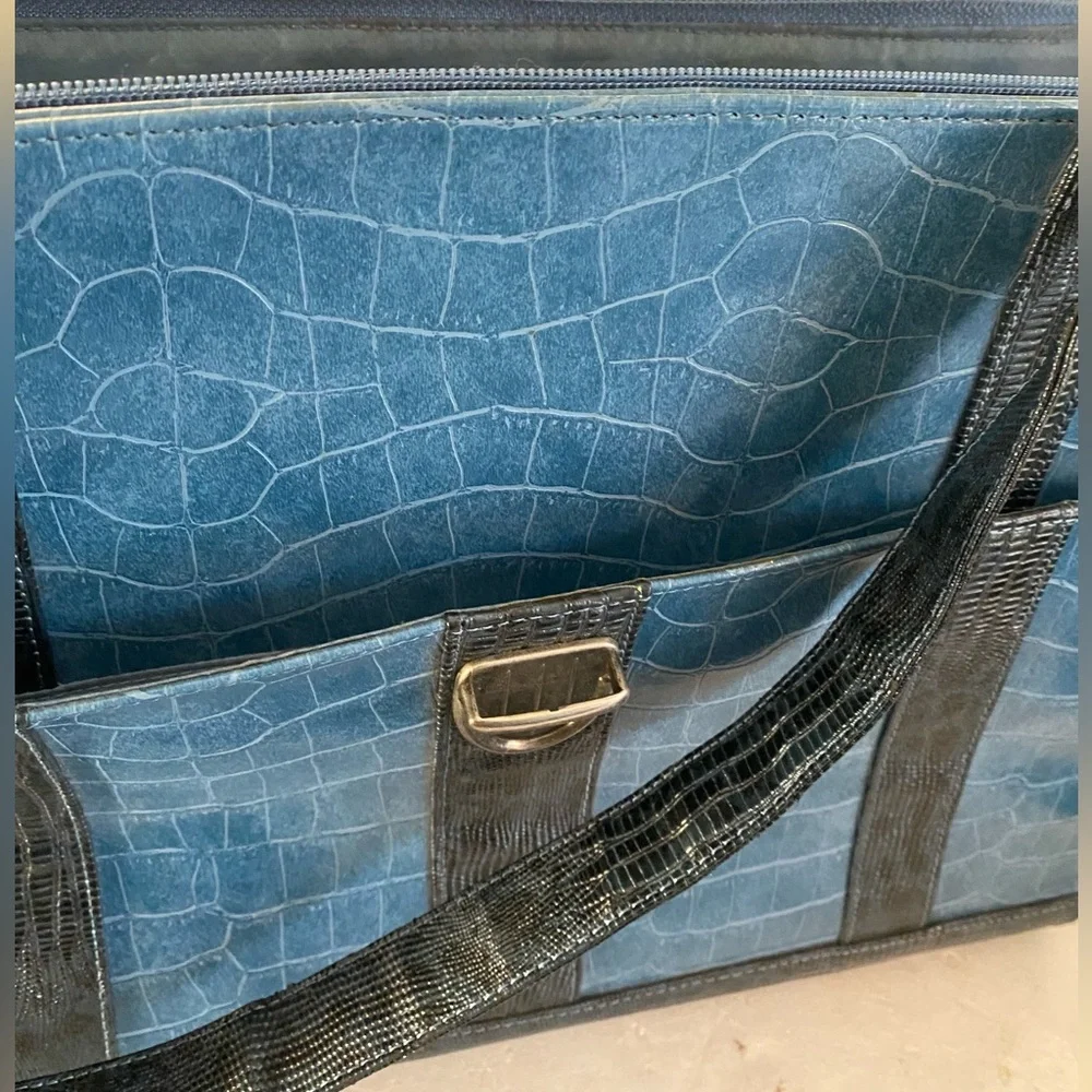 Stylish Blue Crocodile Pattern Dog Carrier Hang in Shoulder Bag .